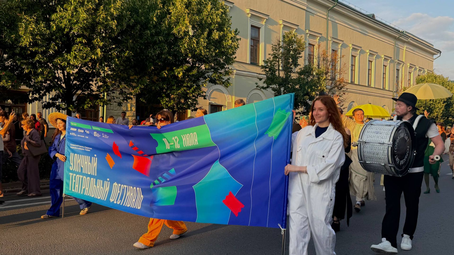 Театр выходит к зрителю: в Казани стартовал Уличный театральный фестиваль