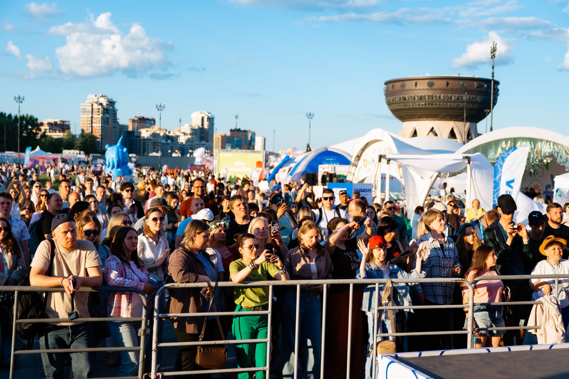 Свадьба, две сцены и Сабантуй: как VK Fest в Казани объединил 18 000 человек