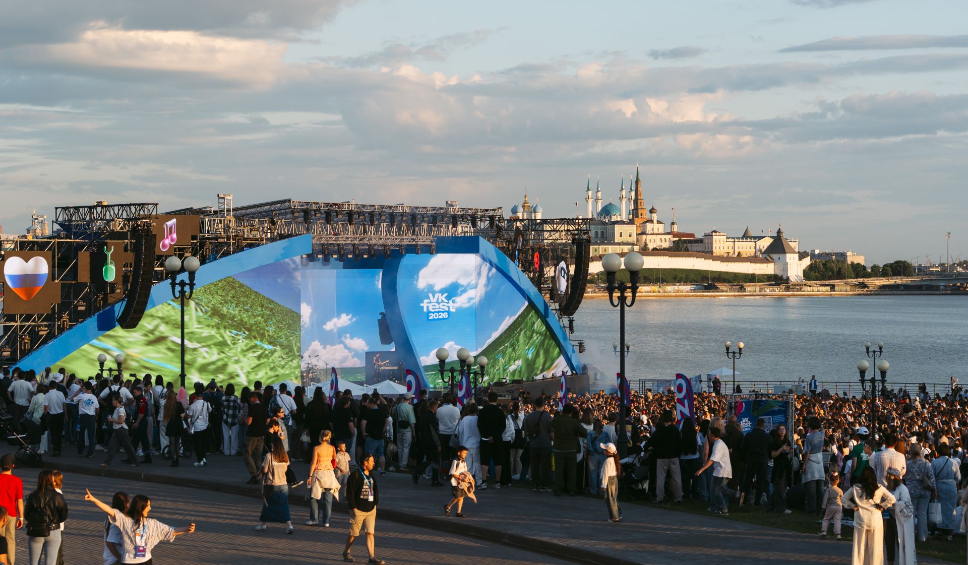 Свадьба, две сцены и Сабантуй: как VK Fest в Казани объединил 18 000 человек
