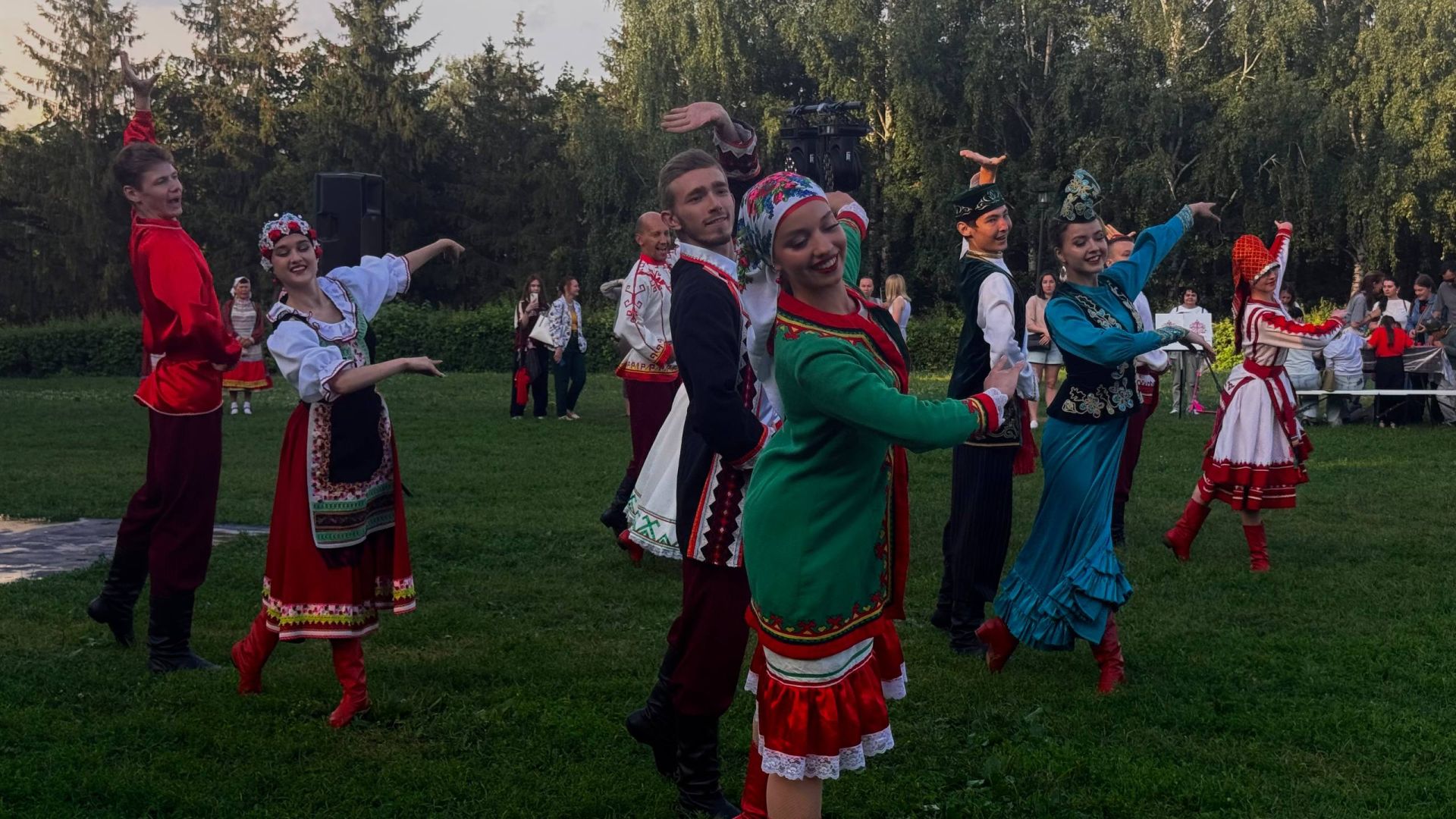 «Если живет язык — живет и культура»: в Казани отметили пятилетие проекта «Древо жизни»