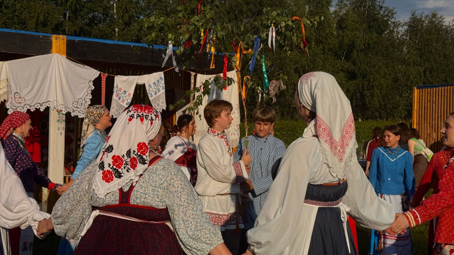 «Если живет язык — живет и культура»: в Казани отметили пятилетие проекта «Древо жизни»