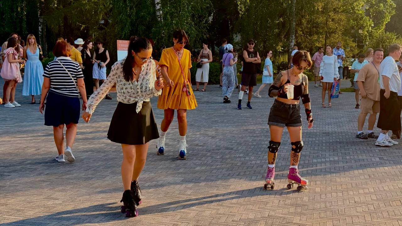 Танцы на закате: как в саду Фукса прошла вечеринка «Лето! Танцы! Парки!»
