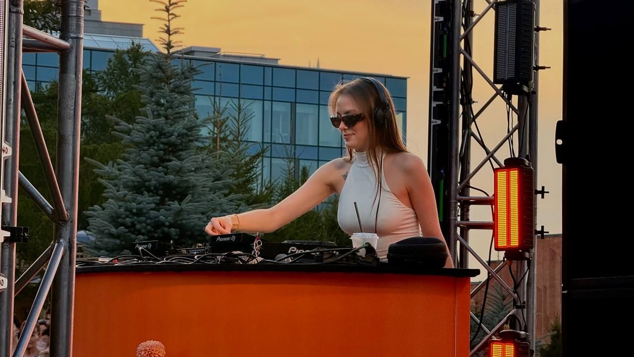 Танцы на закате: как в саду Фукса прошла вечеринка «Лето! Танцы! Парки!»