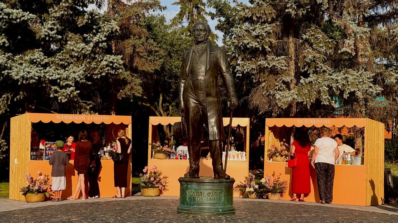 Танцы на закате: как в саду Фукса прошла вечеринка «Лето! Танцы! Парки!»