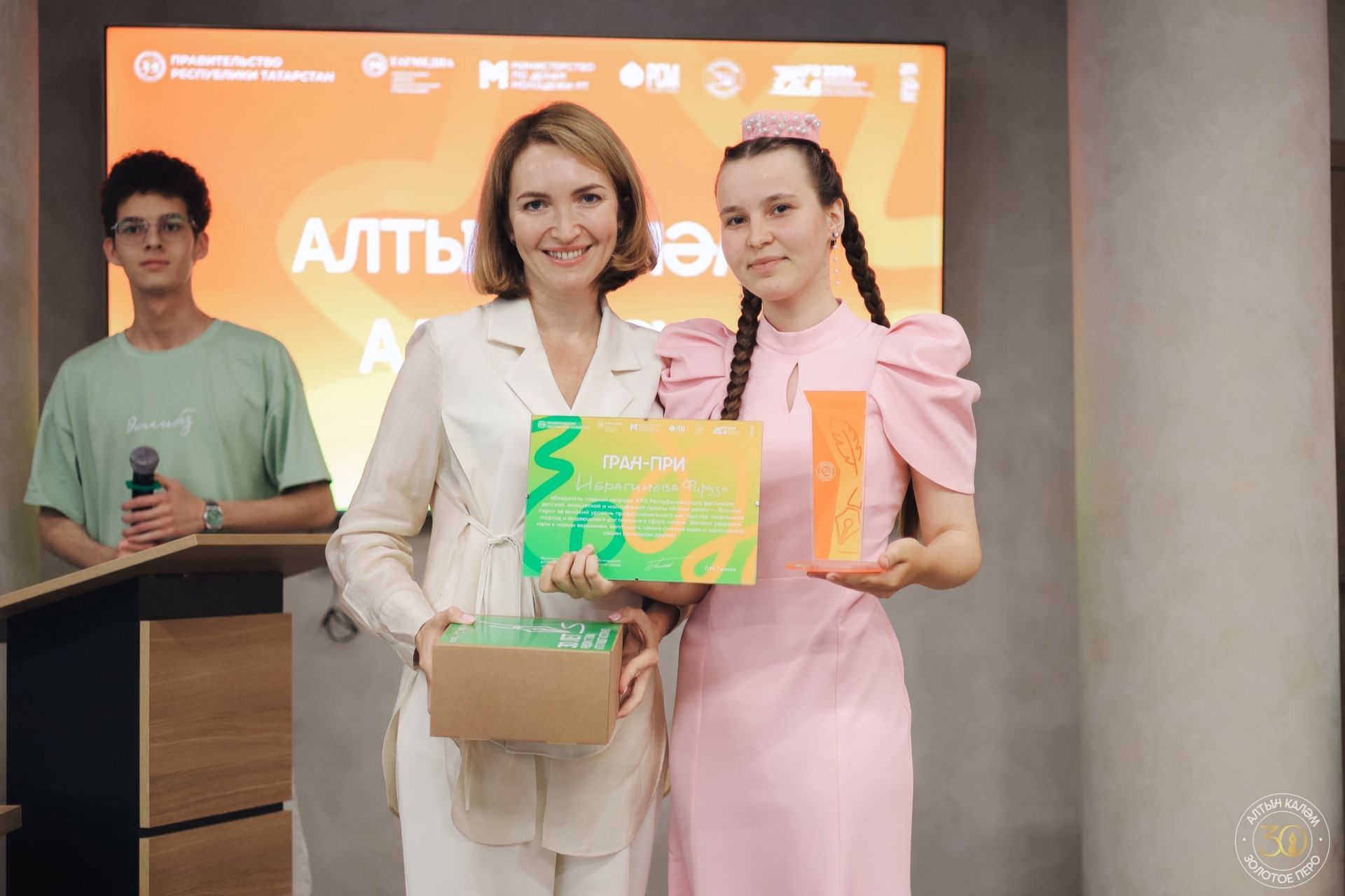 В Казани завершился XXX юбилейный фестиваль «Алтын каләм – Золотое перо»: две победительницы получили право на поступление на бюджет в КФУ