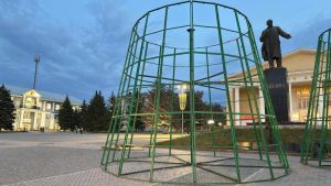 В Альметьевске приступили к установке главной городской елки