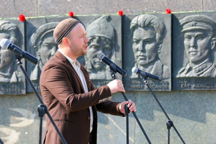 «Бер укучы калмаса да язачакмын. Үзем өчен булса да»: Яшьләр Булат Ибраһимга сораулар бирә